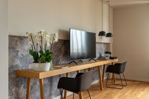 小型套房 (Shower) | 迷你吧、客房内保险箱、办公桌、笔记本电脑工作区