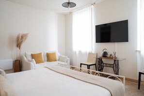 Minibar, coffres-forts dans les chambres, bureau, rideaux occultants