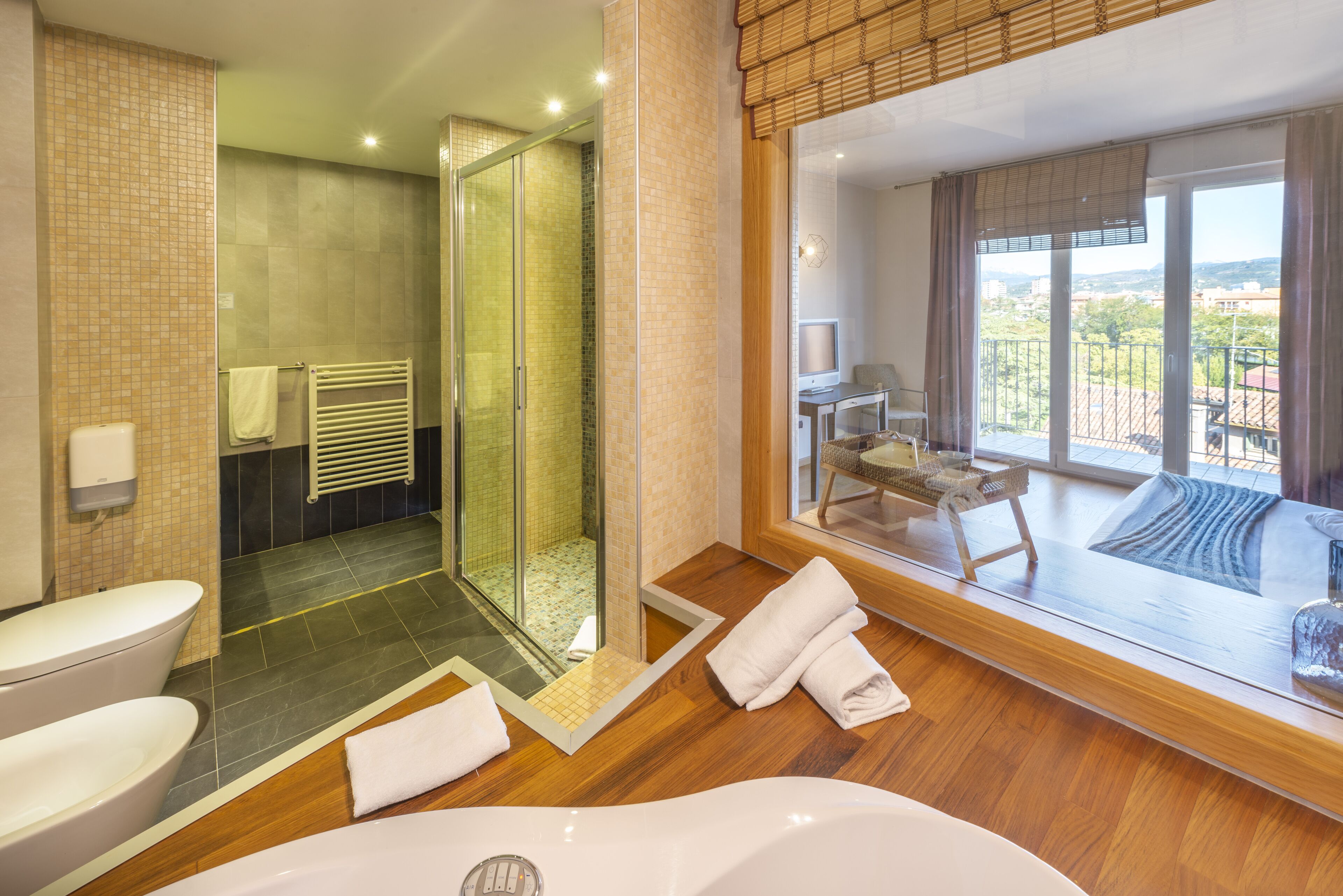 deluxe suite, hot tub | bathroom | hair dryer, bidet, towels