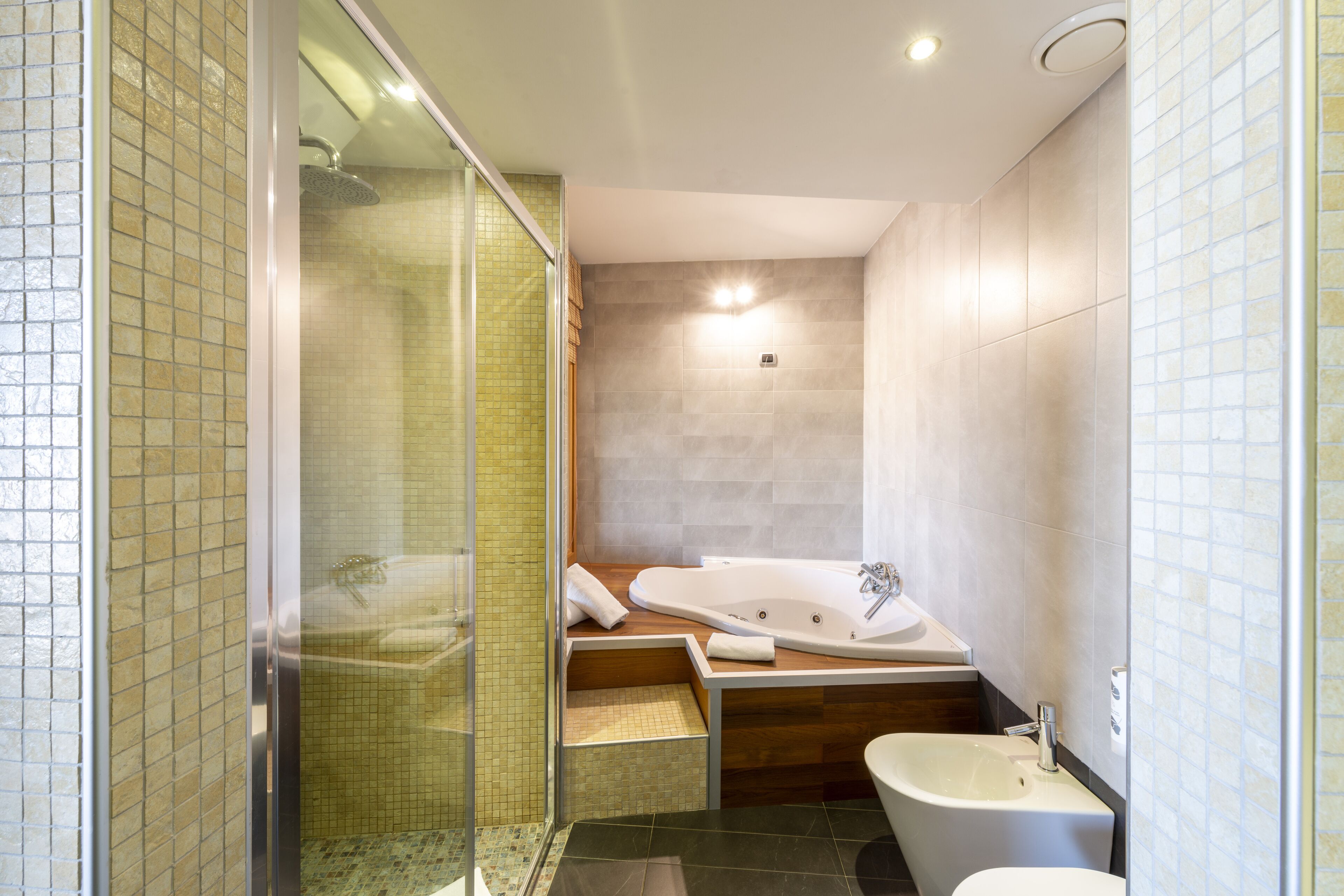 deluxe suite, hot tub | bathroom | hair dryer, bidet, towels