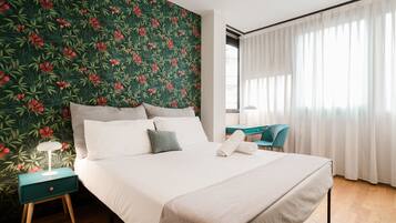 Economy tweepersoonskamer | Een minibar, een kluis op de kamer, een bureau, verduisterende gordijnen