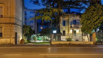 Voorkant accommodatie - avond/nacht