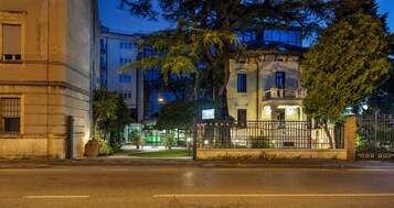 Fachada da propriedade à noite