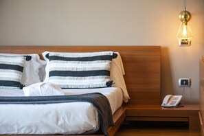 Deluxe suite, bubbelbad | Een minibar, een kluis op de kamer, een bureau, verduisterende gordijnen
