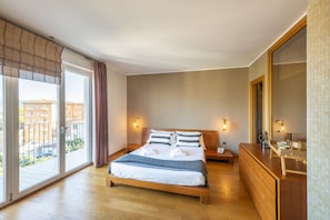 Deluxe Suite, Hot Tub | Minibar, in-room safe, desk, blackout drapes