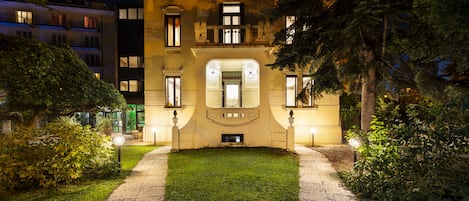 Bagian depan properti - sore/malam