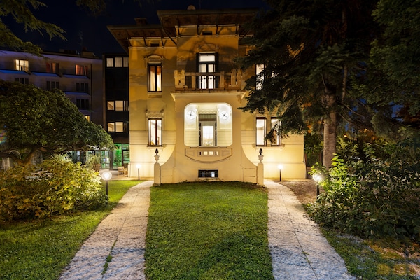 Facciata della struttura - sera/notte
