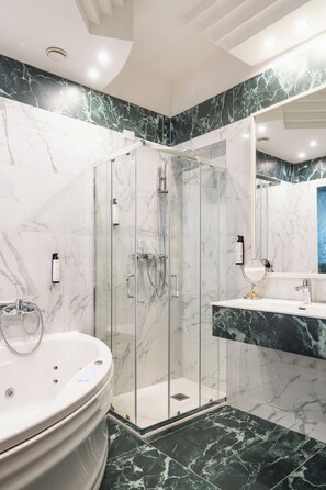 Klassieke suite | Badkamer | Een haardroger, een bidet, handdoeken