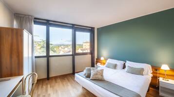 Economy tweepersoonskamer | 1 slaapkamer, een minibar, een kluis op de kamer, een bureau