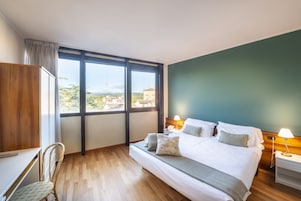 Quarto casal econômico | Frigobar, cofres nos quartos, escrivaninha, cortinas blackout