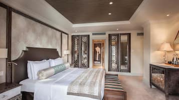 Une chambre spacieuse avec un grand lit, une table de chevet, une commode et un miroir.