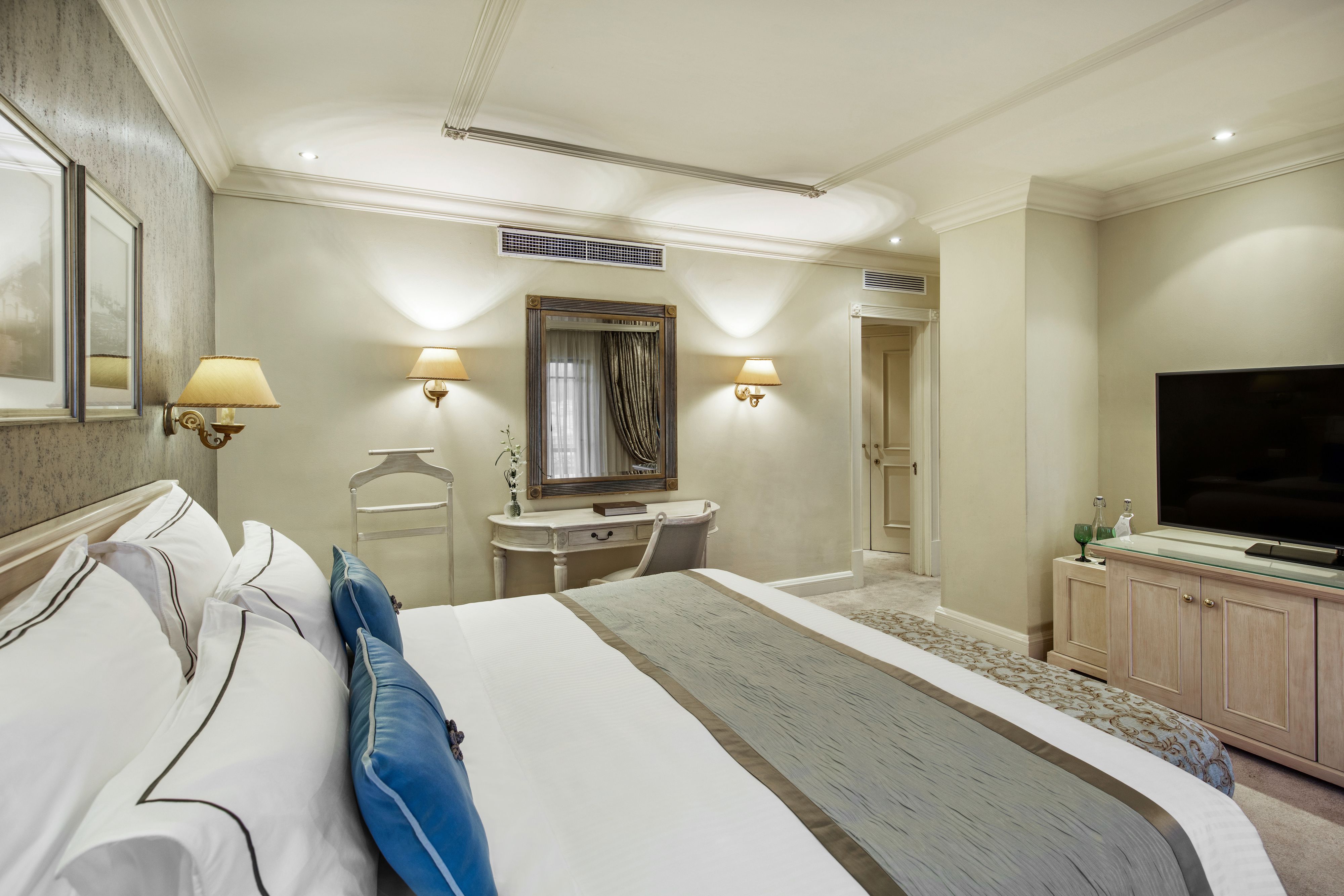 Luxury Suite | 1 bedroom, hypo-allergenic bedding, in-room safe, desk