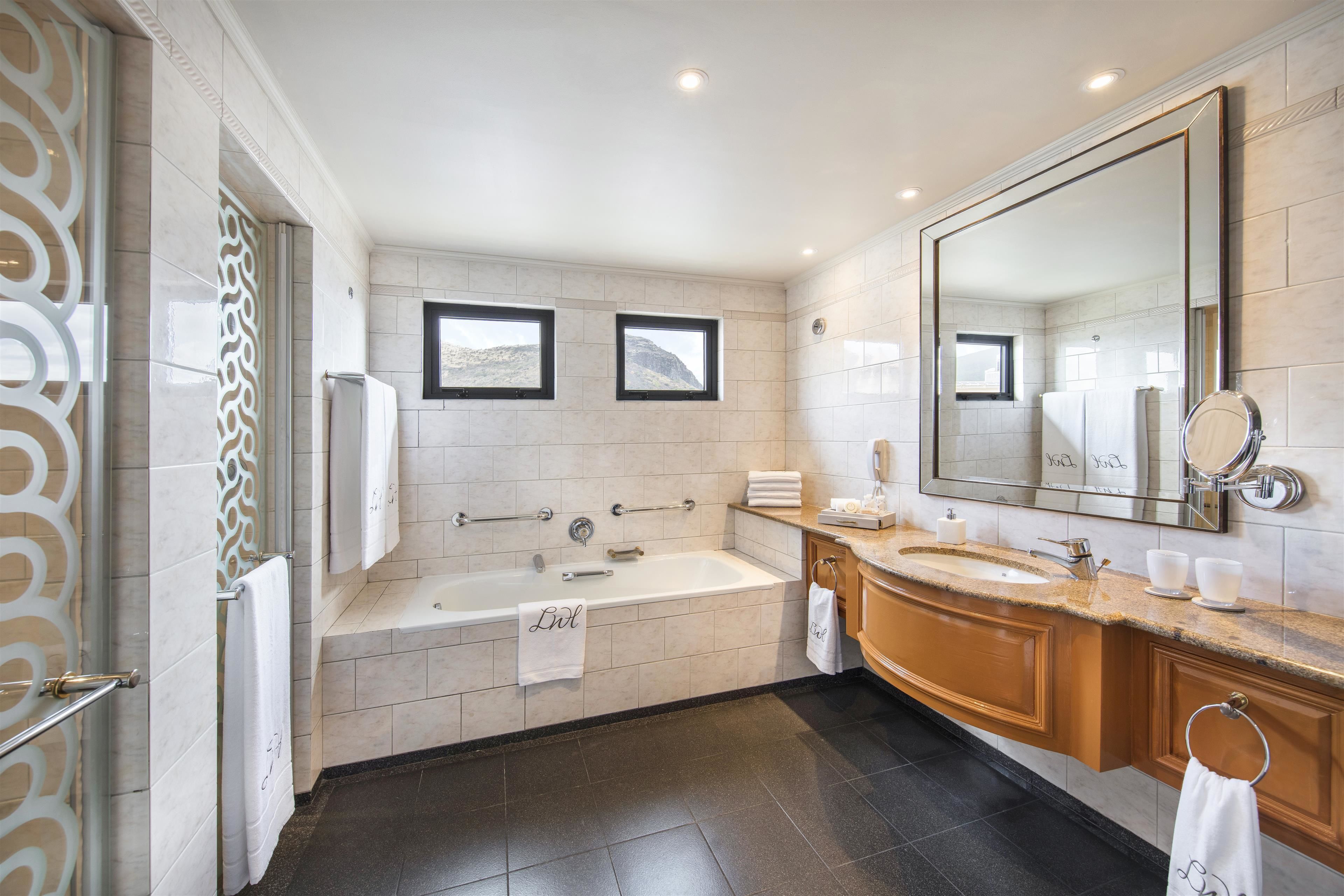 deluxe room | 1 bedroom, hypo-allergenic bedding, in-room safe, desk