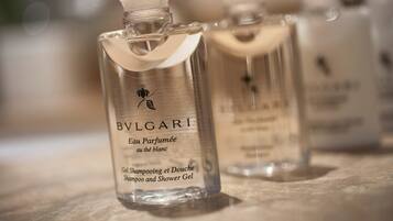 Tres botellas de BVLGARI Eau Parfumée au Thé Blanc sobre una superficie de mármol.