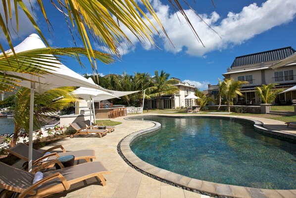 Bar en bord de piscine