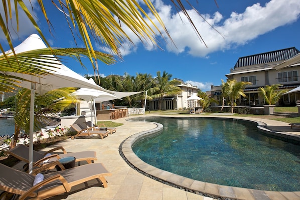 Bar en bord de piscine