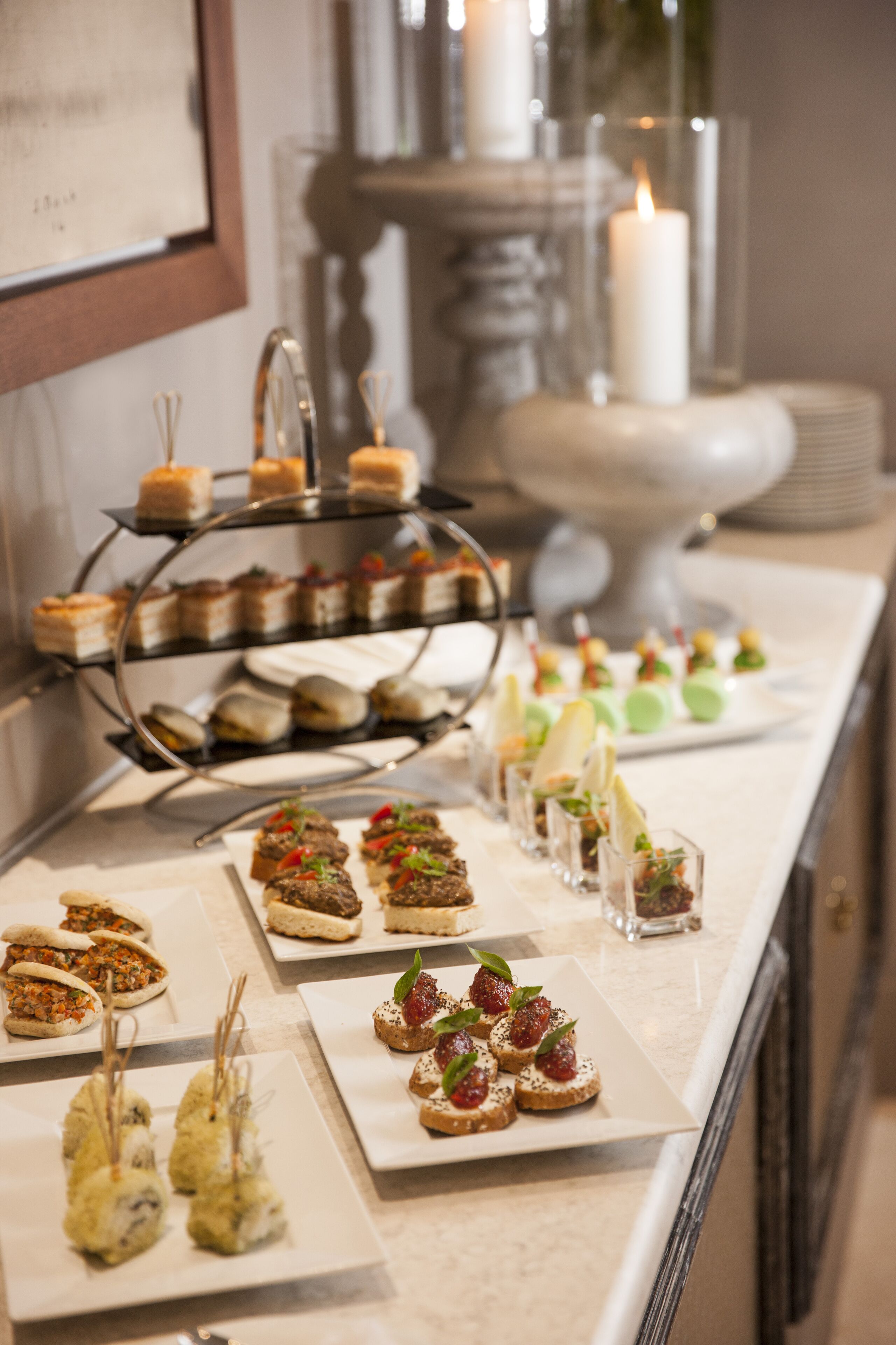 Una mesa de buffet con diversas opciones de comida y un centro de mesa con velas.