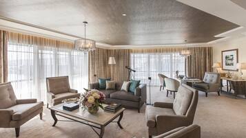 Cobertura presidencial, 1 cama King (Penthouse) | Sala de estar | Smart TV 55 polegadas com canais a cabo, TV