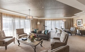 Penthouse presidencial, 1 cama King size (Penthouse) | Sala de estar | Smart TV de 55 pulgadas con canales por cable y televisión 