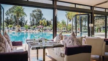 4 restaurants; breakfast, lunch, dinner, and brunch served