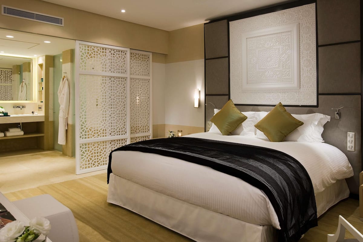 Suite junior, 1 cama King size, con acceso al salón lounge del club | Ropa de cama de alta calidad y minibar