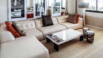 Suite junior, 1 cama de matrimonio grande, Acceso al salón del club | Ropa de cama de alta calidad, minibar, caja fuerte