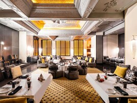 4 restaurantes; se sirven desayunos, almuerzos y cocina mediterránea 