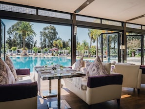 4 restaurants; breakfast, lunch, dinner, and brunch served