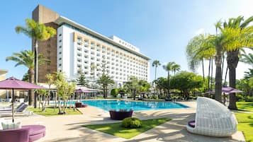 Una piscina cubierta, 2 piscinas al aire libre, sombrillas, tumbonas