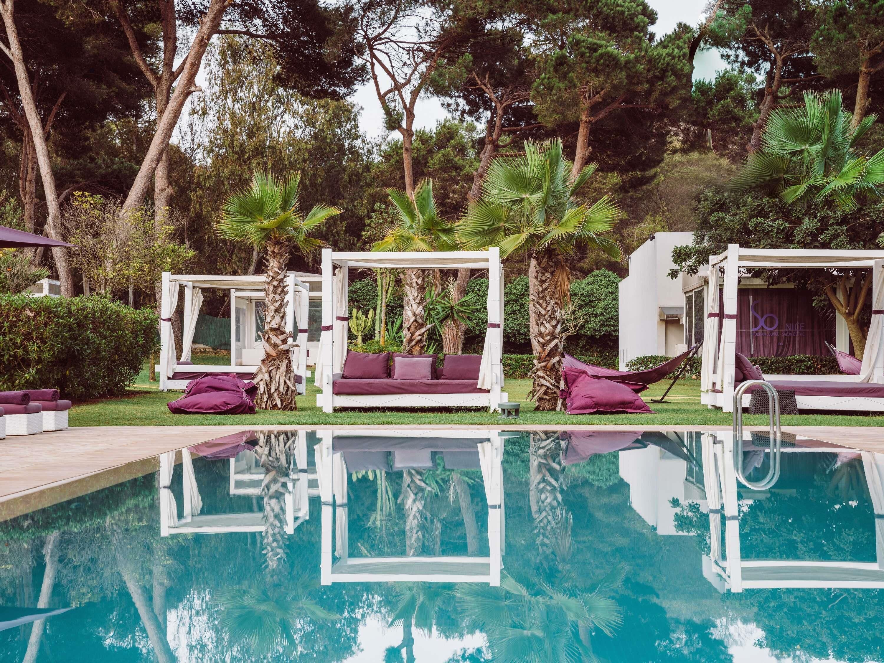 Piscine couverte, 2 piscines extérieures, parasols de plage