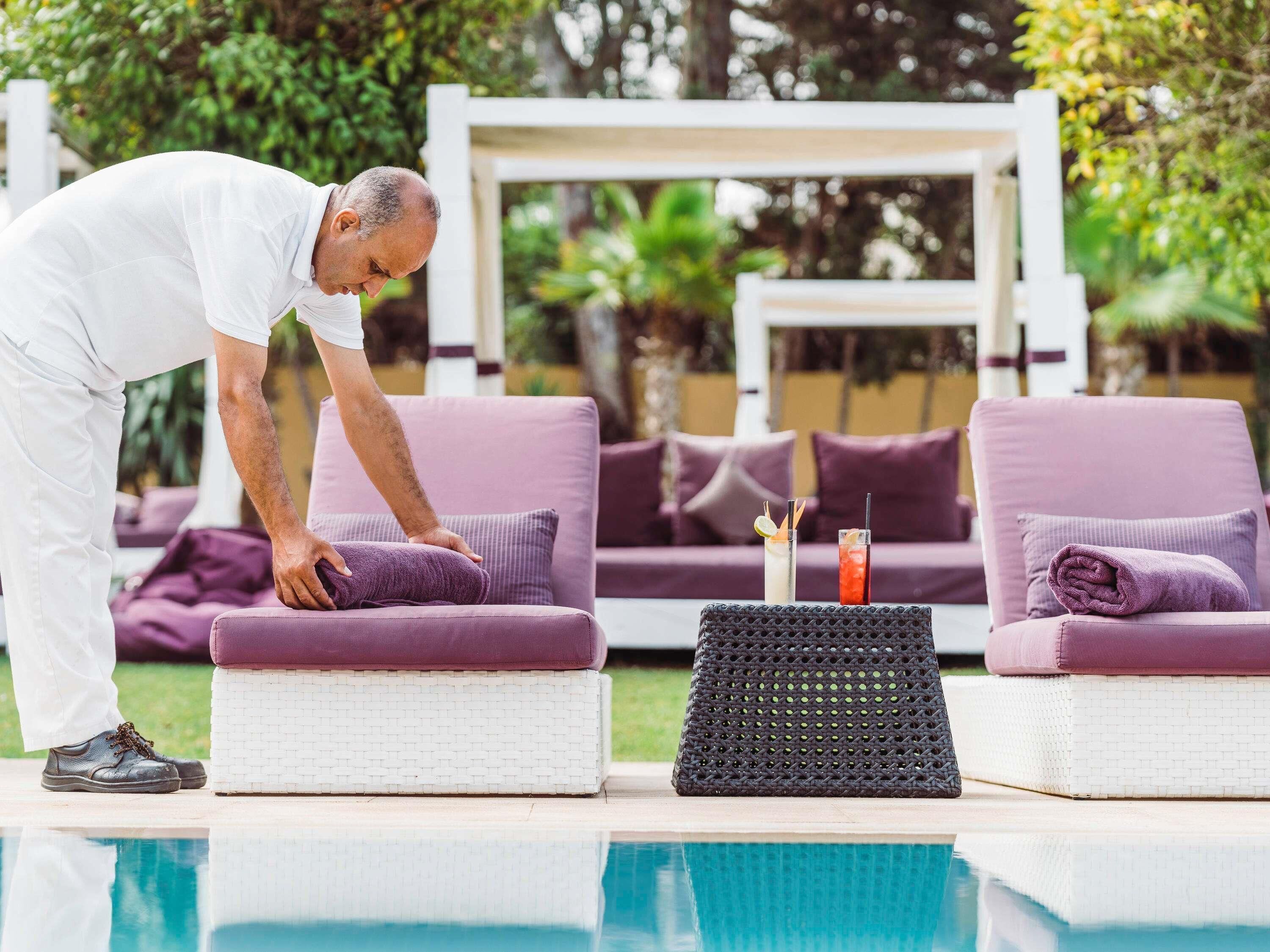 室内游泳池，2 室外游泳池，09:00 至 18:00 开放, 池畔遮阳伞, 日光浴躺椅