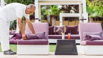 Una piscina techada, 2 piscinas al aire libre, sombrillas