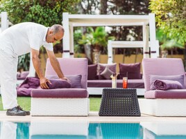 Una piscina techada, 2 piscinas al aire libre, sombrillas