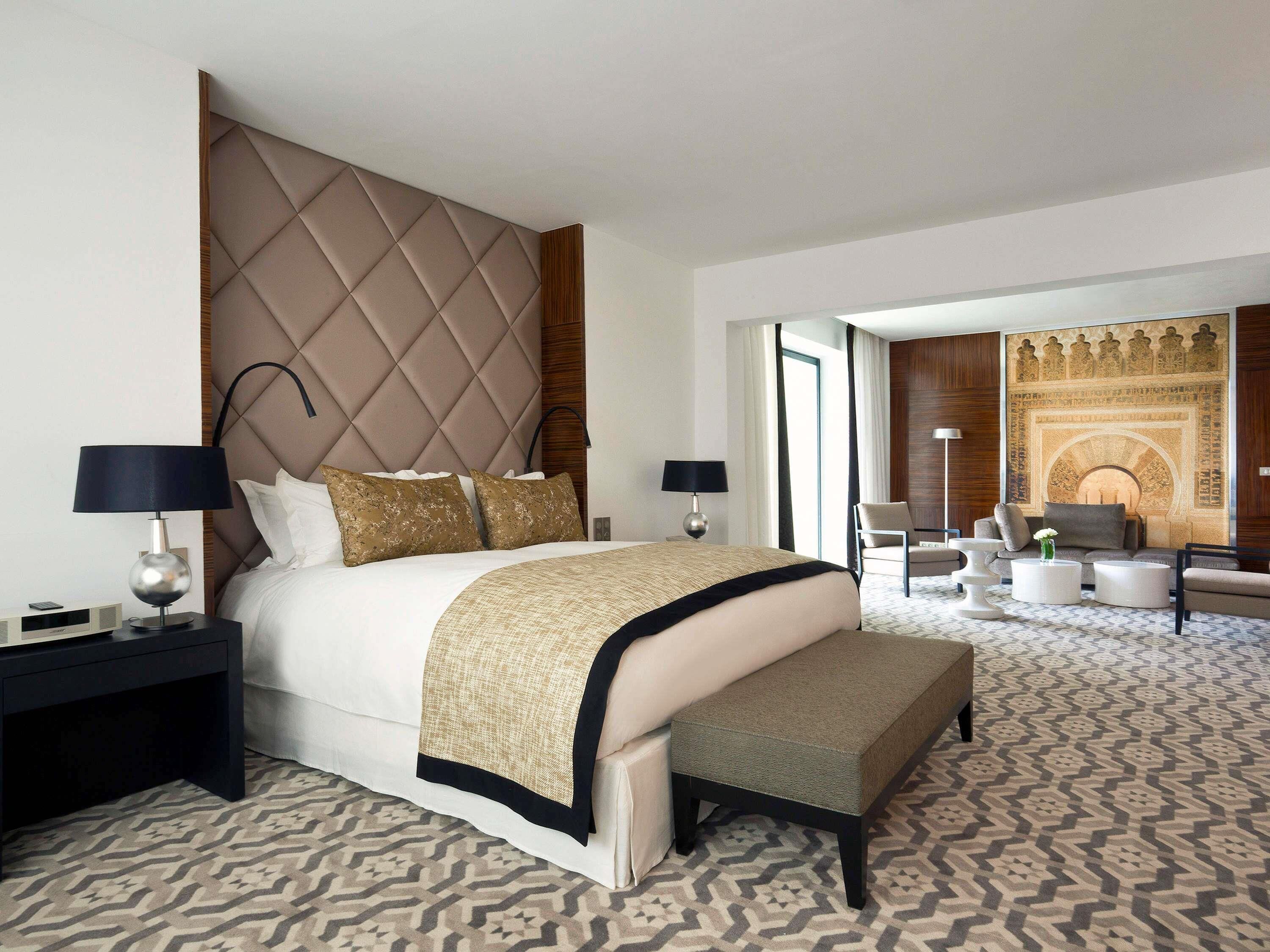 Ropa de cama de alta calidad, minibar, caja fuerte