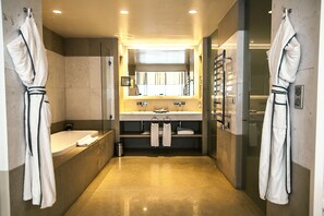 Junior-suite - 1 kingsize-seng - adgang til Club-lounge | Badeværelse | Designertoiletartikler, hårtørrer, badekåber, hjemmesko