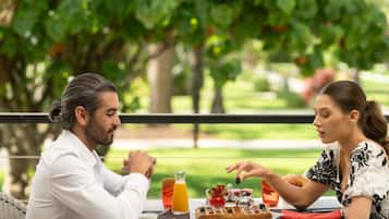 4 restaurantes; se sirve desayuno, almuerzo y cena; cocina mediterránea