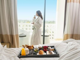 Ropa de cama de alta calidad, minibar, caja fuerte