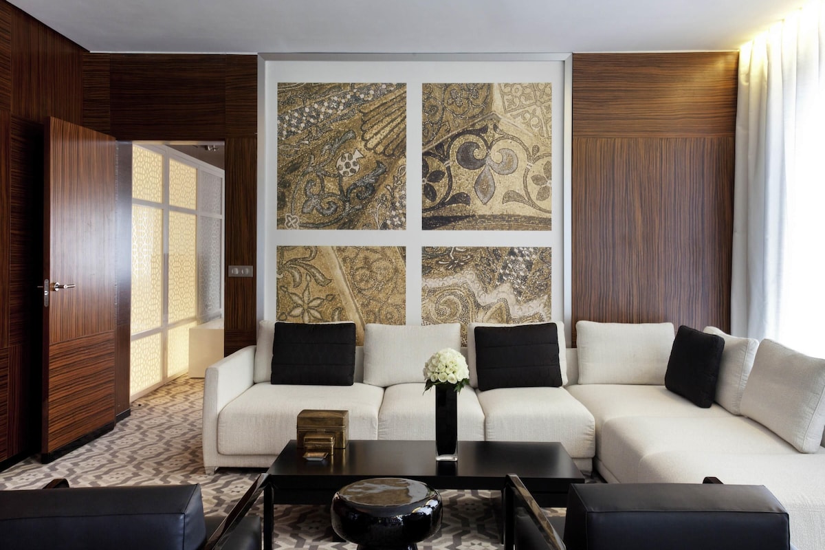Suite Klub, 1 Tempat Tidur King, Akses Club Lounge (Prestige) | Seprai premium, minibar, brankas, dan ruang kerja ramah laptop