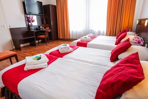 In-room safe, iron/ironing board, cribs/infant beds, free WiFi - Hotel Falcon Plaza (Amsterdam)
