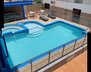 Piscine extérieure, chaises longues