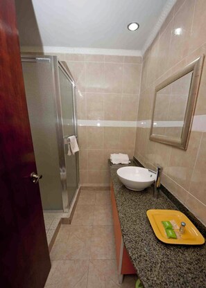 Shower, hair dryer, towels - La Cresta Inn (Panama City)