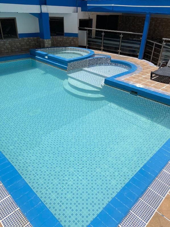 Piscina externa, espreguiçadeiras