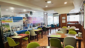 供应早餐、午餐和晚餐