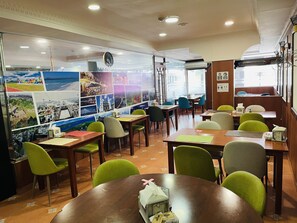 Se sirven desayunos, almuerzos y cenas; cocina internacional