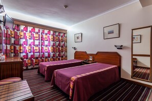 Safe på rommet, skrivebord, blendingsgardiner og lydisolert