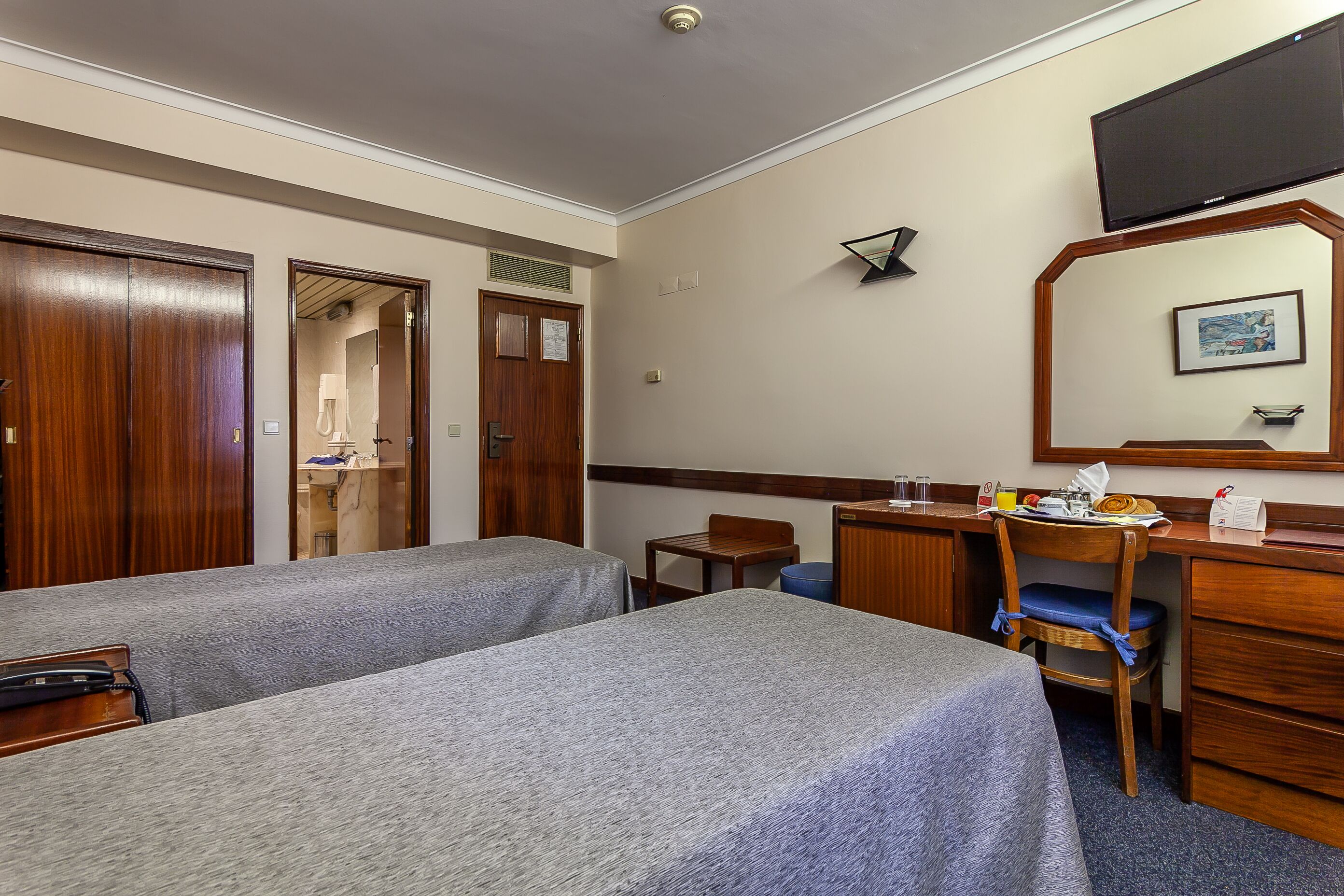 twin room (extra bed) | in-room safe, desk, blackout curtains, soundproofing