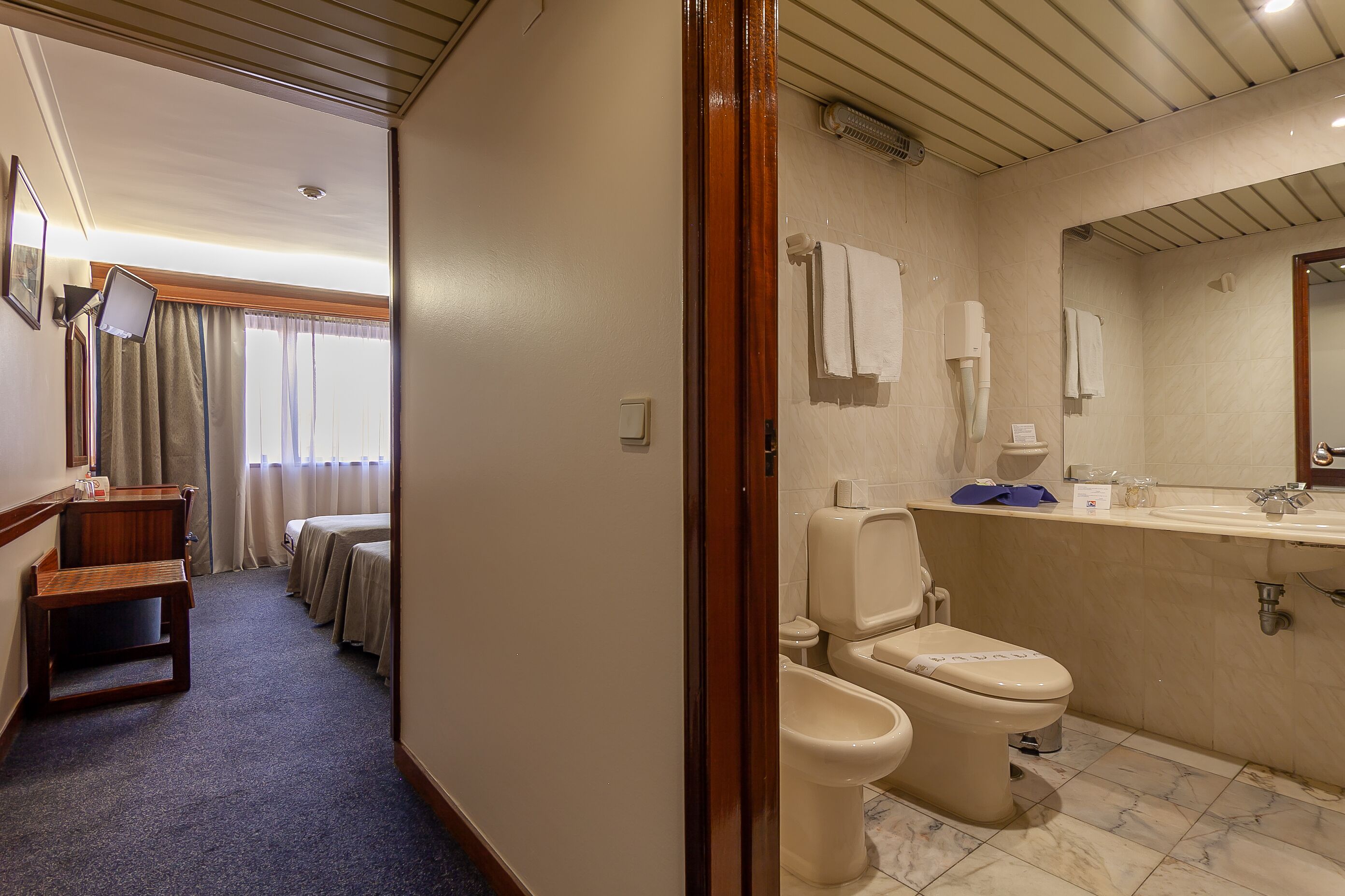 twin room (extra bed) | in-room safe, desk, blackout curtains, soundproofing