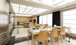 Daily continental breakfast (EUR 8.5 per person)
