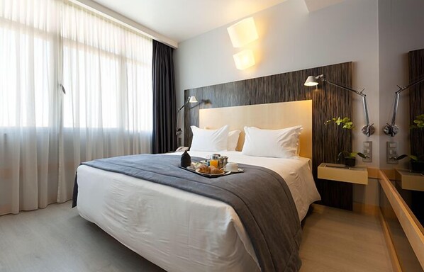 Kamar Double | Minibar, brankas, meja kerja, dan ruang kerja ramah laptop