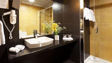 Eco-friendly toiletries, hair dryer, bidet, towels